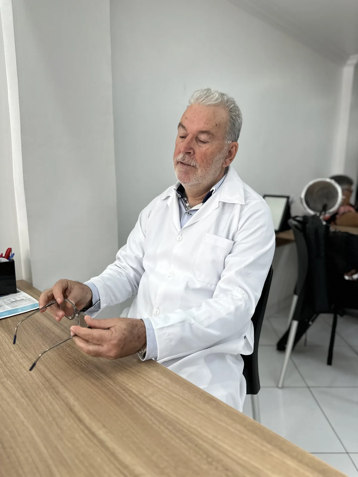 Cláudio Roriz durante atendimento na Óticas Veja